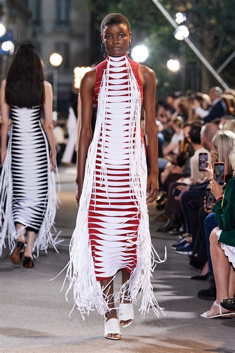 Alaïa Spring 2022 Ready-to-Wear Fashion Show in 2021 | Fashion, Ready ...