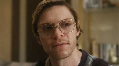 Evan Peters plays Jeffrey Dahmer in 'Monster' trailer.