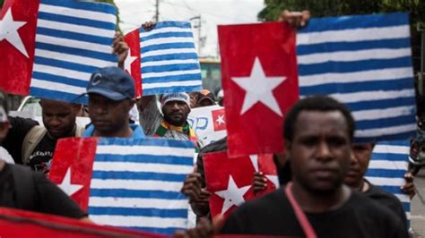 AKSI VIRAL Pasukan KKB Papua Lari Mengitari Bendera Bintang Kejora, ini Sejarah Bendera OPM ...