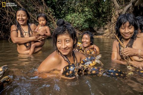 Astonishing pictures of one of the world's most endangered tribes ...