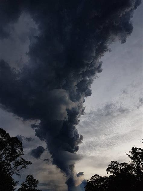 Residents flee after Ulawun Volcano newly erupts in Papua New Guinea in videos and pictures ...