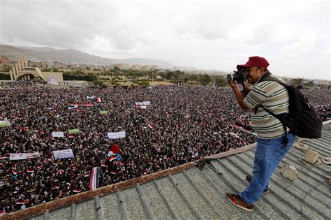 Yemenis protest on war's second anniversary - BBC News