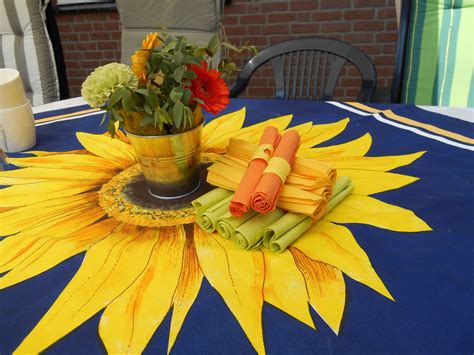 Hand painted tablecloth Outdoor Enteraining, Fabric Paint Designs, Hand Painted Fabric, Fabric ...