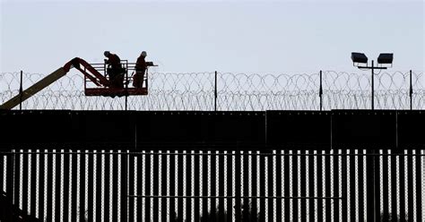 Border Patrol tops border wall in El Paso with concertina wire ...