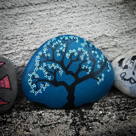 #rockart #posca #poscaart #rocks #tree #black #blue #doodle nel 2024