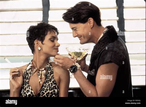 Halle berry kyle maclachlan flintstones hi-res stock photography and ...