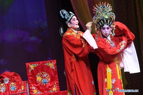 Chinese opera singers perform Cantonese opera in Singapore - Xinhua | English.news.cn