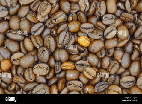 Roasted coffee beans background Stock Photo - Alamy