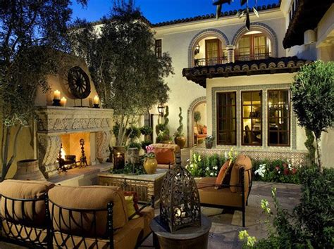 15 Traditional Courtyard Gardens | Home Design Lover