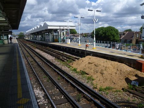 Putney Bridge station © Marathon cc-by-sa/2.0 :: Geograph Britain and ...