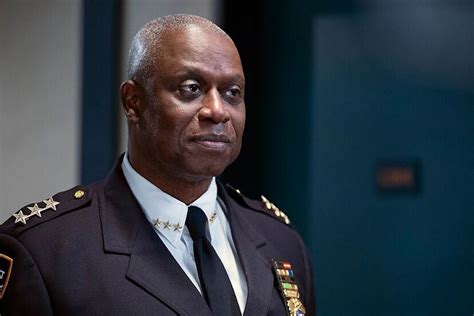 Capitão Holt, de Andre Braugher, ressignificou o gay na comédia