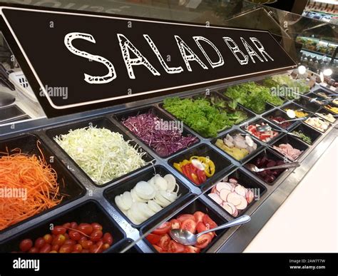 variedad de verduras frescas y coloridas y frutas en la esquina del bar ...