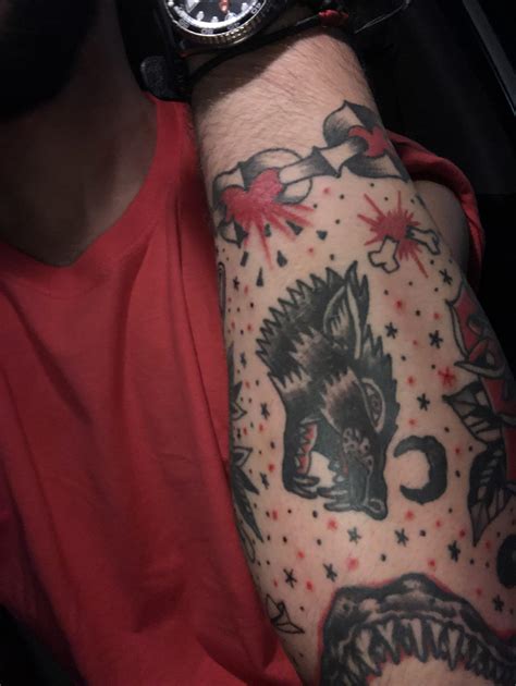 Traditional wolf with red and black background : r/traditionaltattoos