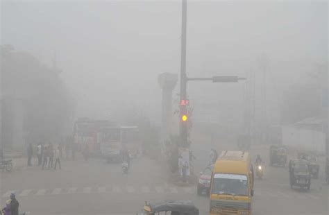 Fog In Raipur, See More Photos Of Change Weather - कोहरे में राजधानी, देखिए बदले मौसम की धुंध ...