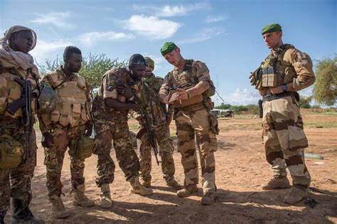 Mali: More than 100 French troops parachute into Menaka