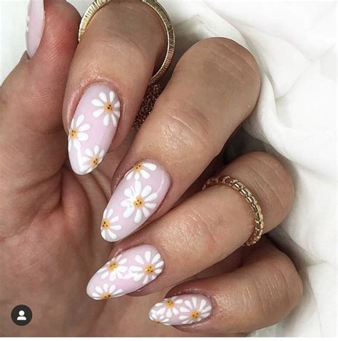 Daisy nails | Daisy nails, Floral nails, Flower nails