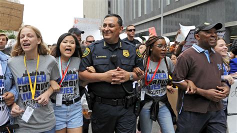 Houston Police Chief Says He Has ‘Hit Rock Bottom’ on Gun Rights Arguments - The New York Times