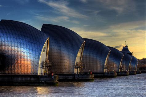 Weather warning: Thames Barrier closed as London braces for gale force winds and worst tidal ...