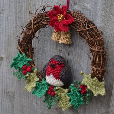 Crochet Christmas Wreath with Robin, Poinsettia, Holly and Bells that ...