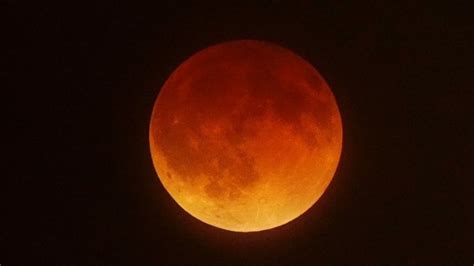 'Blood moon' eclipse seen over Americas - BBC News