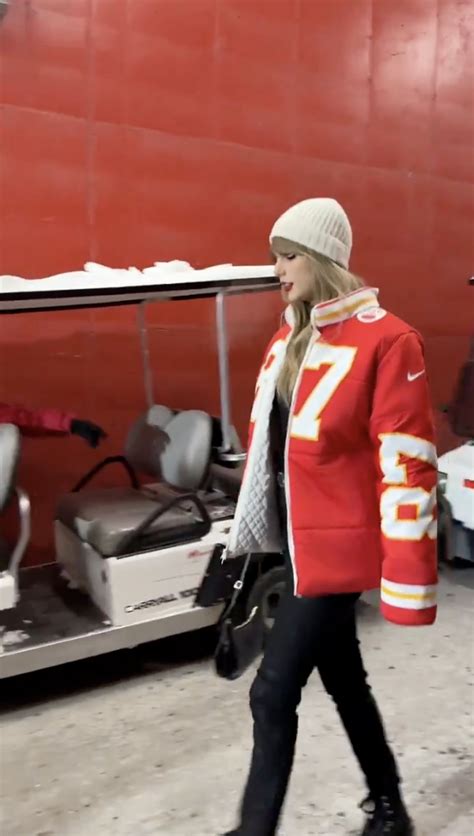 Taylor Swift bundles up in custom Travis Kelce jersey jacket at Chiefs ...