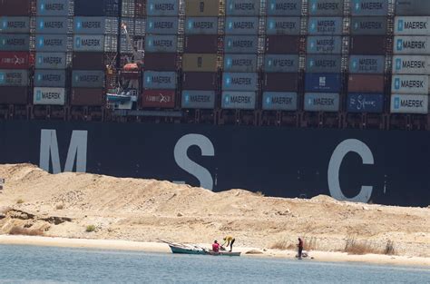 MSC container ship passing through the Suez Canal (photo by Amr Abdallah Dalsh) : r/megalophobia