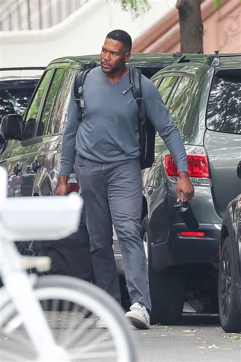 GMA’s Michael Strahan ditches suit for sweatshirt, jeans and sneakers ...