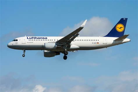 Lufthansa Airbus A320 D-AIZZ passenger plane landing at Frankfurt ...