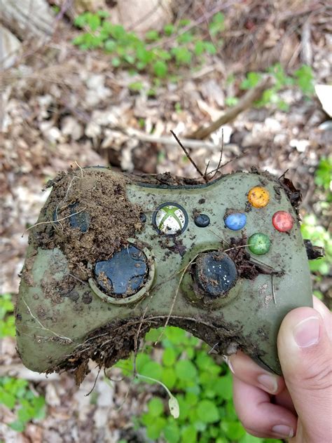 Found this old Halo 3 Xbox 360 controller in the dirt in a corn field ...