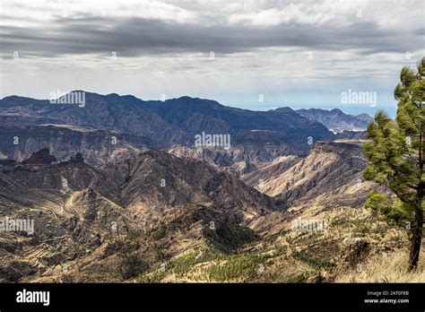 Gran Canaria hiking route Cruz de Tejeda to Artenara, view into Caldera ...