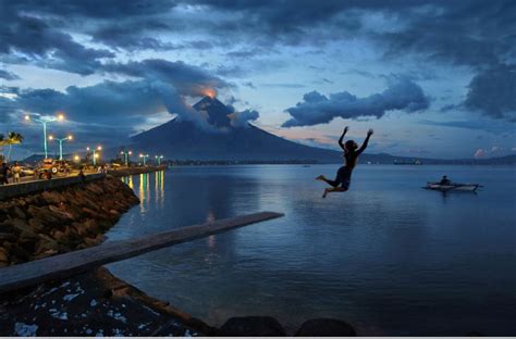 Mayon Volcano sunset photo snaps top Tourism Prize in Hamburg, Germany - GoodNewsPilipinas.com