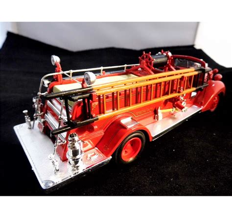 The National Motor Museum Mint - 1/32 scale - 1938 Ford Fire Engine Red