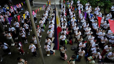 Filipino kids go back to school after lockdowns – DW – 08/22/2022