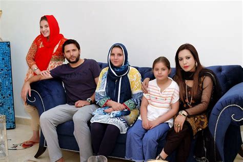 Shahid Afridi With Daughters During Interview With Ambreen Fatima - Cricket Images & Photos