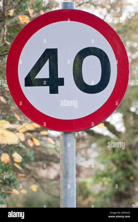 40 UK speed limit sign post Stock Photo - Alamy