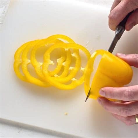 How to Cut a Bell Pepper into Rings - Cook Like Czechs