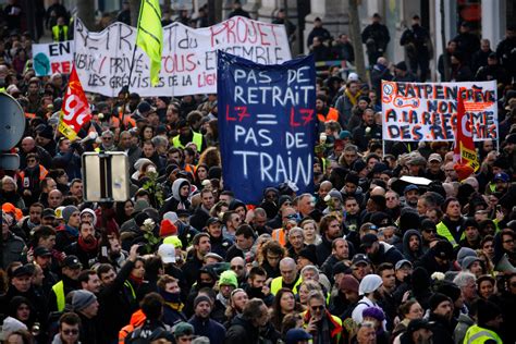 Réforme des retraites: des milliers de manifestants défilent à Paris