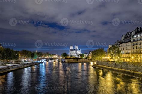 notre dame paris night view 20203926 Stock Photo at Vecteezy