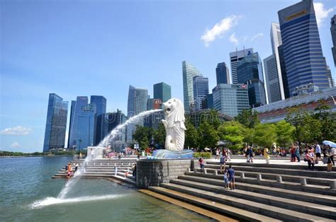 Merlion Statue Fountain in Merlion Park, Singapore Editorial Stock ...