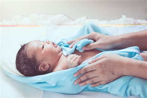 El baño del recién nacido tras la caída del cordón - Eres Mamá