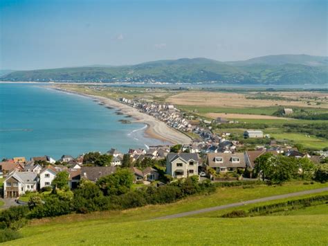 Exploring Borth Beach & Ynyslas Beach | Welsh Cottages