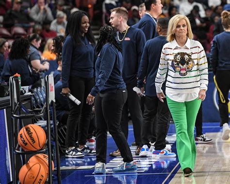 Kim Mulkey outfit: See LSU coach's blue jacket in SEC tournament championship vs. South Carolina