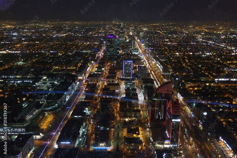 Riyadh Skyline by Night from the Top of the Kingdom Center foto de ...