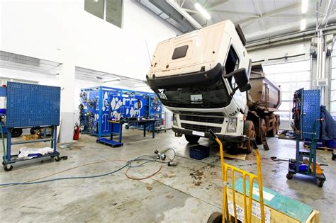 4 Essential Tips for Saving Money On Truck Repair Services