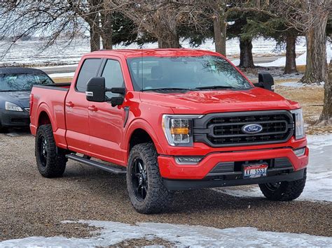 2021 F150 XLT Race Red 305/55/20 tires with 2" leveling kit | F150gen14 ...