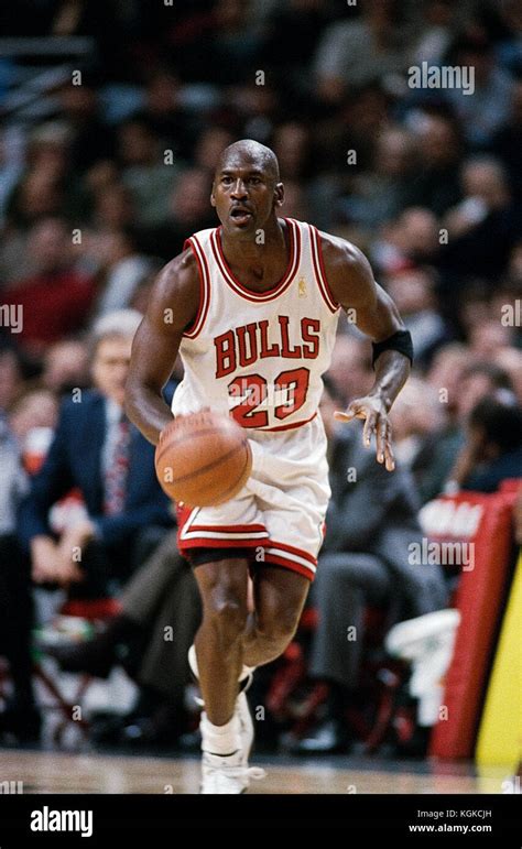 Michael Jordan competing for the NBA Chicago Bulls Stock Photo: 165154825 - Alamy