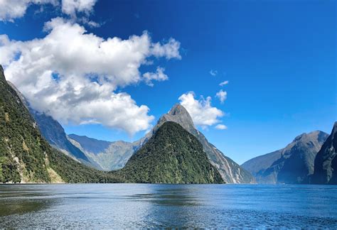 Milford Sound in the midst of summer, New Zealand [OC] [4032x3024] : r/EarthPorn