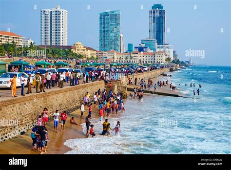 Sri Lanka, Colombo, Galle Face Beach, Sunday bath Stock Photo - Alamy