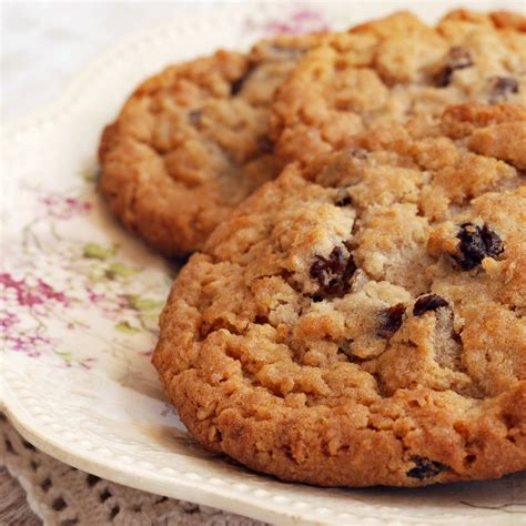 Chewy Oatmeal Raisin Cookies