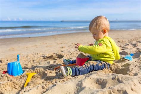 Petite fille assise sur le sable à la plage image libre de droit par rimdream © #28233603